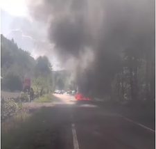 Maramureş: O maşină s-a răsturnat pe DN 18 şi apoi a luat foc - VIDEO