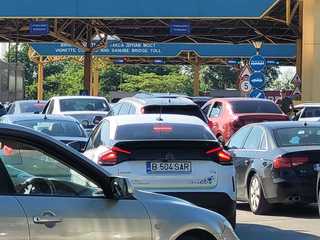 UPDATE - Coloane de maşini de kilometri pe principalele străzi din Ruse care duc spre graniţă / Sute de români se întorc acasă după vacanţa de Paşte / Aglomeraţie şi pe DN 5 - FOTO