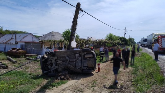 Accident spectaculos în judeţul Suceava – O maşină a derapat şi a ajuns într-un stâlp de beton pe care l-a rupt / Cinci persoane, între care un copil, sunt rănite - FOTO