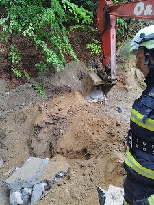 Vâlcea: Un bărbat care lucra la reconstrucţia unui drum forestier a murit, după ce a fost prins sub un mal de pământ

