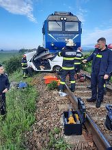 Maşină lovită de tren între Voila şi Făgăraş / O persoană aflată în autoturism a decedat / Traficul feroviar este perturbat - FOTO