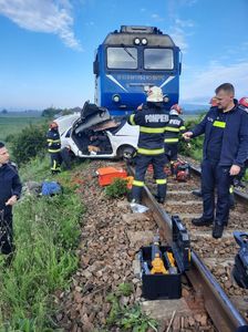 UPDATE - Maşină lovită de tren între Voila şi Făgăraş / O persoană aflată în autoturism a decedat / Traficul feroviar este perturbat  / Circulaţia a fost redeschisă la 11.08- FOTO