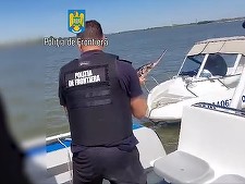 Un bărbat a fost surprins în timp ce pescuia sturioni pe Marea Neagră dintr-o ambarcaţiune / Când i-a văzut pe poliţiştii de frontieră, a aruncat din barcă patru exemplare de sturioni şi unul de calcan - FOTO/VIDEO
