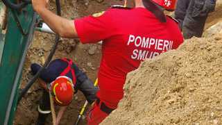 Argeş: Pompierii au lucrat mai bine de două ore pentru a scoate din pământ trupul muncitorului surprins de surparea unui mal