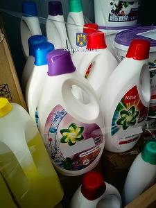 Suceava: Poliţiştii au confiscat peste o tonă de detergenţi care purtau numele unor branduri premium şi despre care există suspiciunea că sunt contrafăcuţi. Marfa, scoasă la vânzare în complexul comercial Bazar 