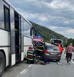 Vâlcea: Un bărbat a murit şi două femei au fost transportate la spital, după ce un autoturism şi un autocar s-au ciocnit, pe DN 67/ Şoferul autocarului era băut