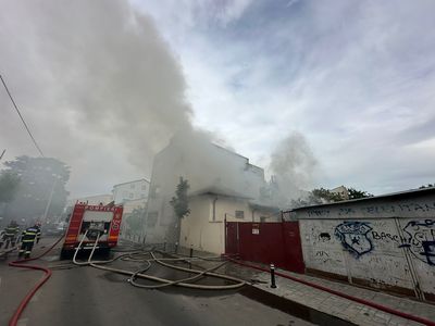 UPDATE - Incendiu cu degajări mari la fum la o casă din Sectorul 2 al Capitalei / O persoană expusă la fum, asistată de echipajele medicale - FOTO
