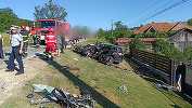 UPDATE - Vâlcea: Autocar plin cu elevi, implicat în accident rutier pe DN 67 / Un tânăr de 22 de ani a murit / Trei copii şi şoferul autocarului, la spital - FOTO