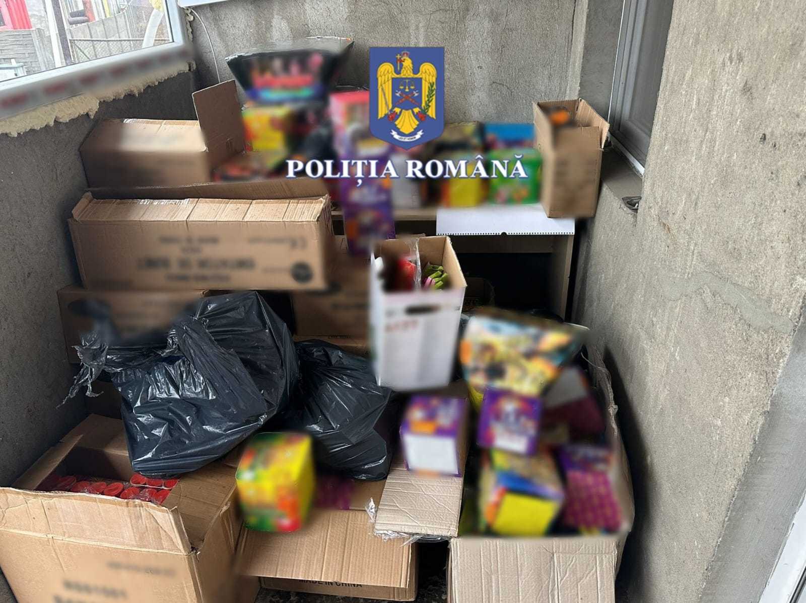 Poliţia din Olt descoperă 550 kg de articole pirotehnice în urma percheziţiilor pentru vânzare online ilegală | sursa foto: News.ro Poliţia din Olt descoperă 550 kg de articole pirotehnice în urma percheziţiilor pentru vânzare online ilegală | sursa foto: News.ro
