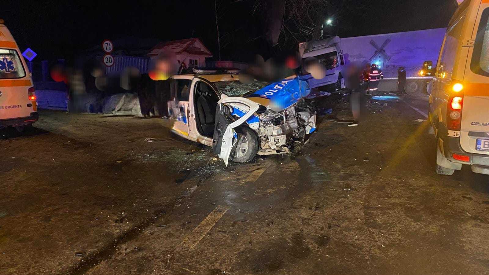 Botoşani: Trei persoane, rănite într-un accident rutier în care a fost implicată şi o maşină de Poliţie/ Victimele erau conştiente şi au fost preluate de echipajele medicale
