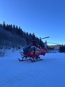 UPDATE - Braşov: Bărbat rănit grav după ce a pierdut controlul schiurilor, pe o pârtie din Predeal, fiind proiectat 10-12 metri în pădure, unde s-a lovit de un copac/ El a fost intubat şi transportat cu elicopterul SMURD la spital - FOTO