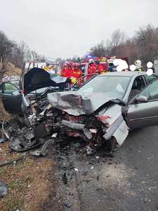 Bistriţa-Năsăud: Trei persoane, la spital după ce două autoturisme s-au ciocnit frontal