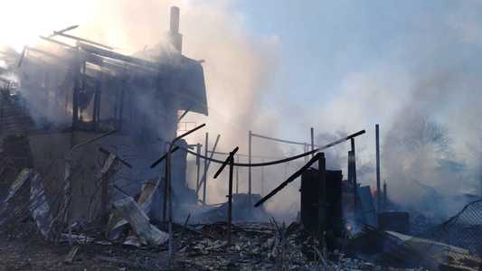 Incendiu puternic în judeţul Argeş, pornit de la afumătoare. Au fost afectate trei case şi două anexe. Două persoane au avut nevoie de ajutor medical - FOTO