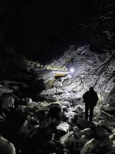 UPDATE - Maramureş: Doi tineri ucraineni care au trecut graniţa prin munţi au solicitat ajutorul autorităţilor române. Echipe ale Salvamont şi Poliţiei de Frontieră intervin / Ei au fost găsiţi într-o zonă accidentată şi cu depuneri de zăpadă - FOTO, VIDE