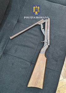 Mureş: Bărbat reţinut pentru deţinere ilegală de armă. Ancheta, deschisă după ce nepoata lui a reclamat că a agresat-o şi ameninţat-o cu puşca - FOTO