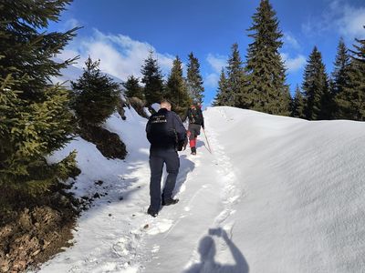 Maramureş: Tânăr ucrainean care a intrat în România prin munţi, salvat de autorităţi / A fost găsit desculţ, îngheţat şi extenuat, într-o zonă stâncoasă – FOTO / VIDEO
