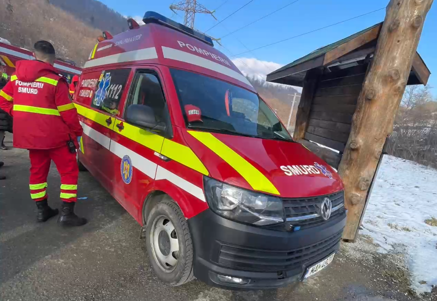 Doi copii cu vârste de doi şi trei ani au căzut într-o baltă din apropierea râului Târnava/ Micuţii au fost scoşi în stop cardio-respirator de un pompier aflat în timpul liber/ Echipajele medicale încearcă să-i resusciteze
