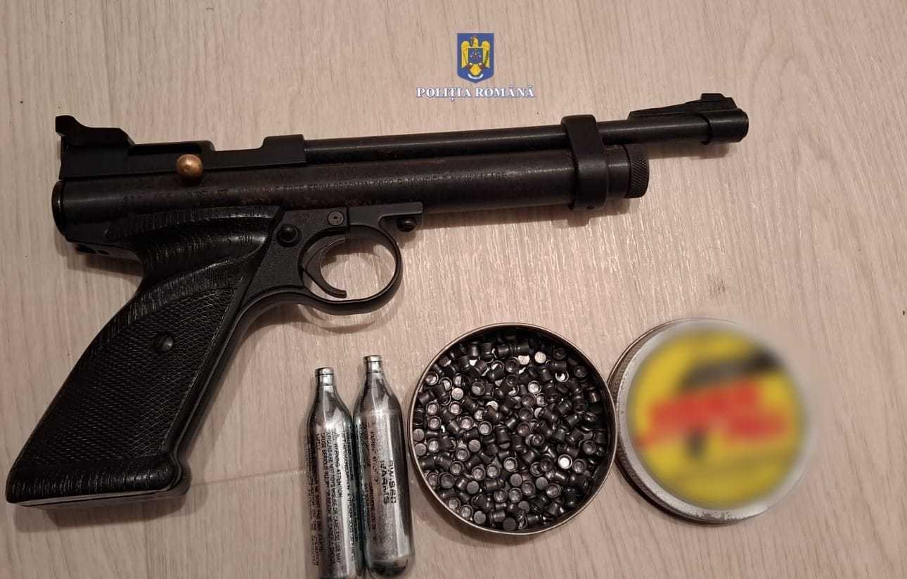 Pistol deţinut ilegal, descoperit de poliţişti la locuinţa unui bărbat din Hunedoara, în urma unui conflict al acestuia cu concubina sa – FOTO