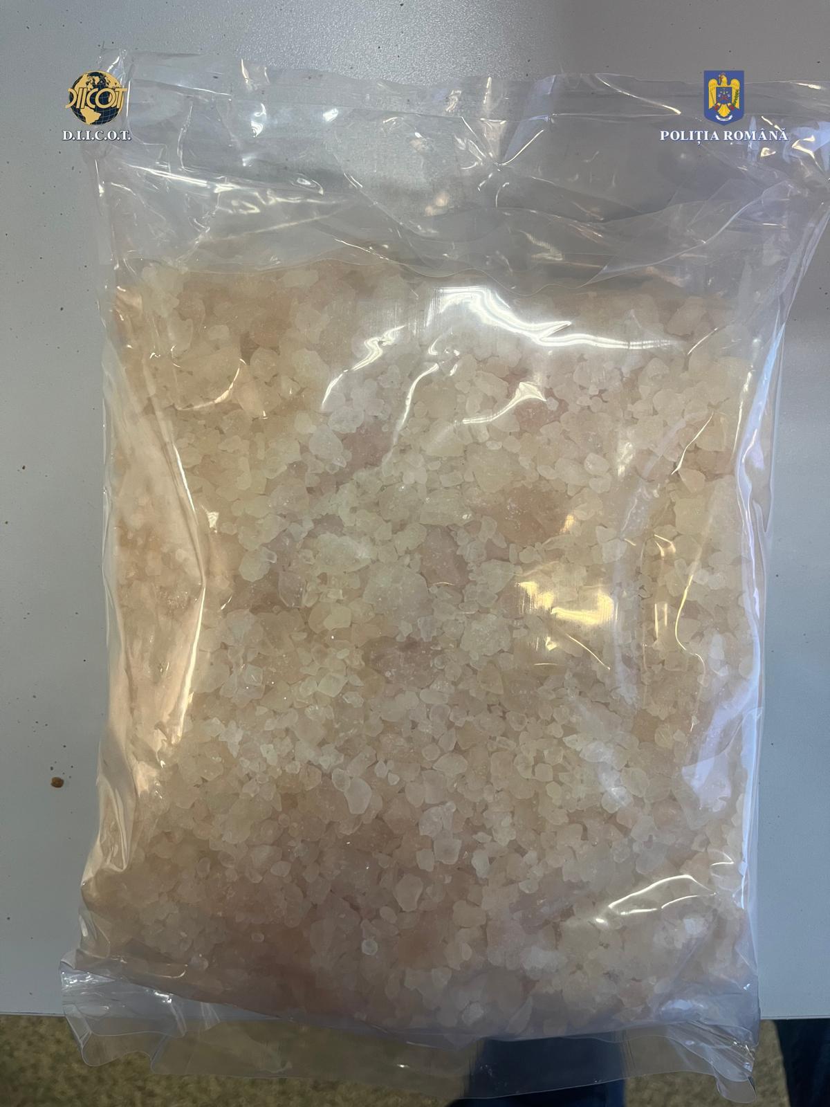 Cluj: Doi bărbaţi au fost arestaţi preventiv pentru 30 de zile pentru trafic de droguri de mare risc / Ei au fost prinşi când aveau asupra lor 20 de kilograme de cristal şi sute de grame de cocaină – FOTO