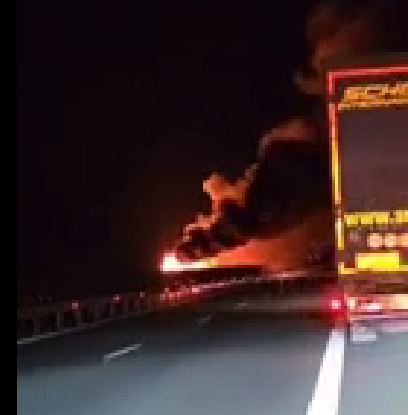 UPDATE – Un TIR a luat foc pe autostrada A1, în apropiere de localitatea Margina din judeţul Timiş / Trafic oprit  – VIDEO