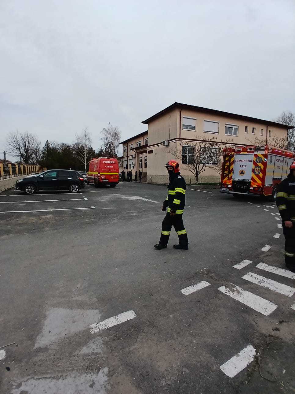 Constanţa: Intervenţie a pompierilor, după ce la o şcoală s-a semnalat un miros persitent / Peste 270 de elevi şi cadre didacte au ieşit din clădire / Opt persoane au avut nevoie de asistenţă medicală