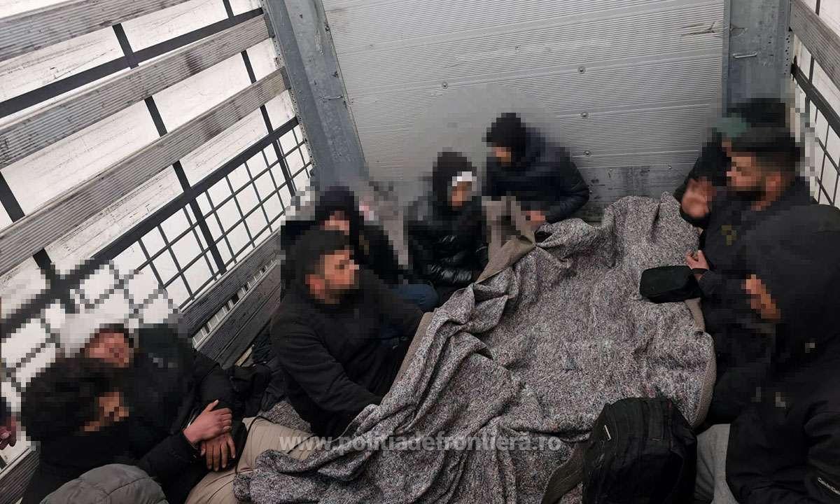 Poliţia de Frontieră – 11 cetăţeni iranieni şi irakieni, desoperiţi într-un automarfar înmatriculat în Turcia – FOTO, VIDEO