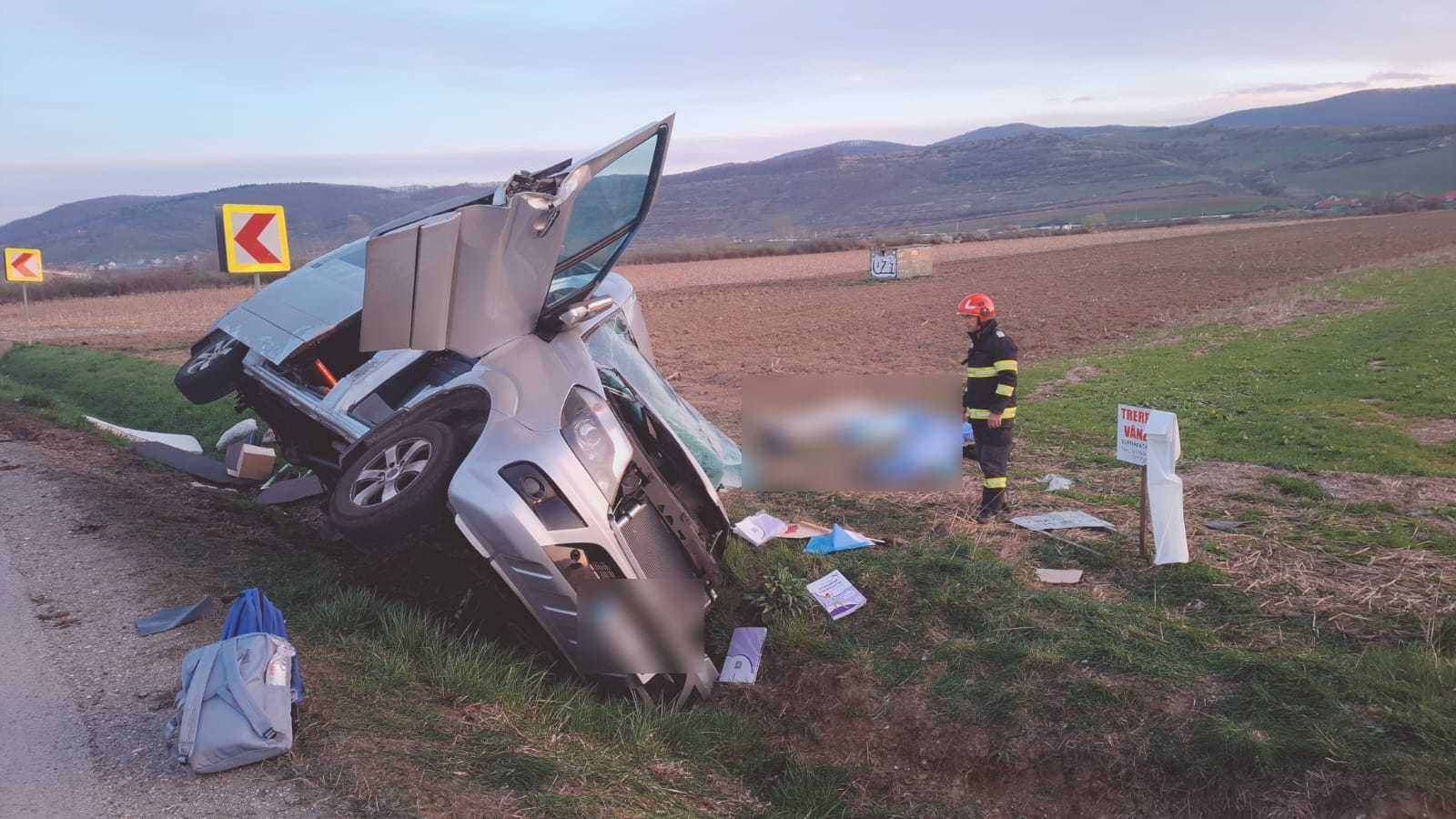 ISU Cluj – Accident în care au fost implicate un microbuz şi un camion. Trei pasageri din microbuz au rămas încarceraţi, având  ”leziuni incompatibile cu viaţa” / Patru adulţi şi un copil, transportaţi la spital – FOTO
