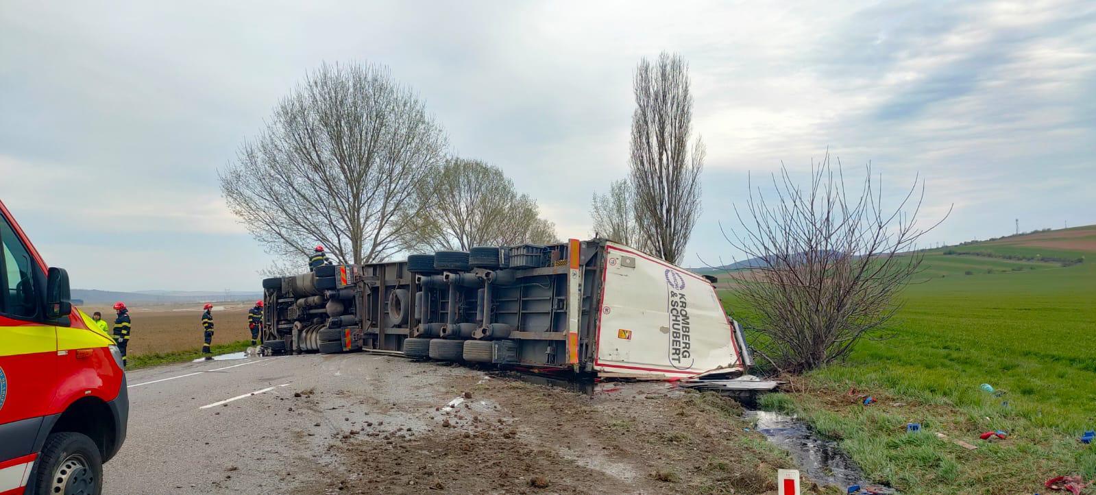 Bacău – TIR plin cu melasă, răsturnat pe DN 2 / Parte din încărcătură, pe carosabil / Şoferul a fost rănit – FOTO