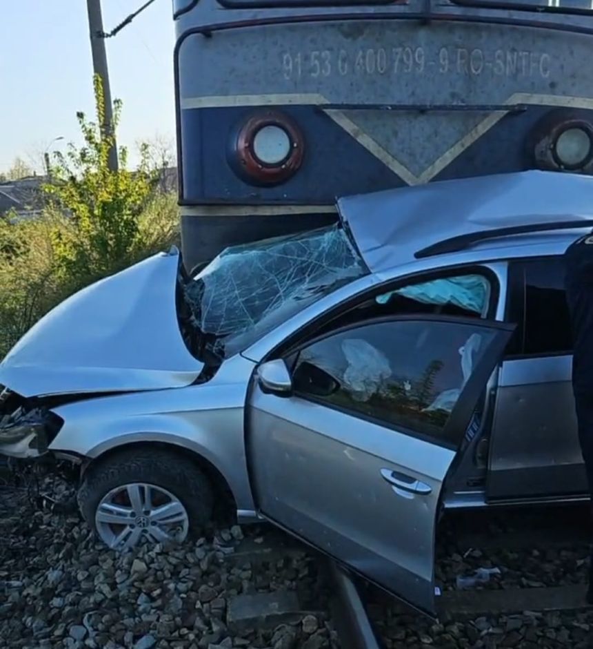 Iaşi – Autoturism lovit de un tren de călători în localitatea Cositeni, oraş Podu Iloaiei. Şoferul vehiculului a murit – FOTO