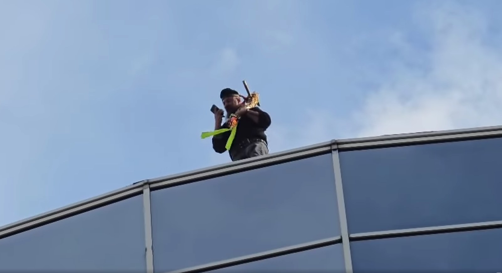 Bărbatul ca s-a urcat pe clădirea Înaltei Curţi de Casaţie şi Justiţie, în semn de protest, amendat cu 1.500 de lei / A coborât după mai bine de zece ore şi a fost dus la o unitate medicală