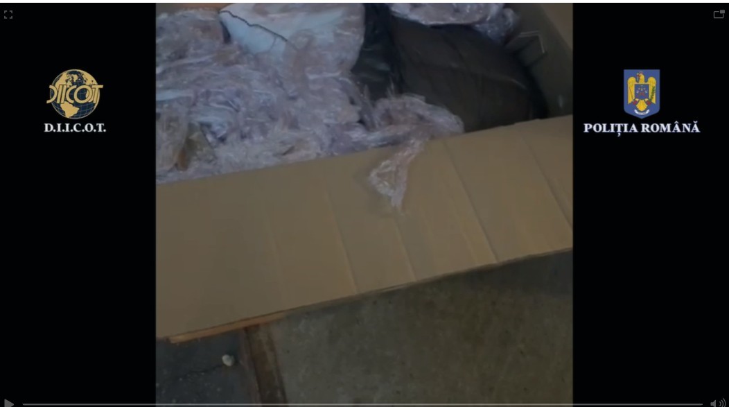 DIICOT – Doi bărbaţi care au introdus în ţară 17 kg de canabis destinat vânzării pe litoral, reţinuţi