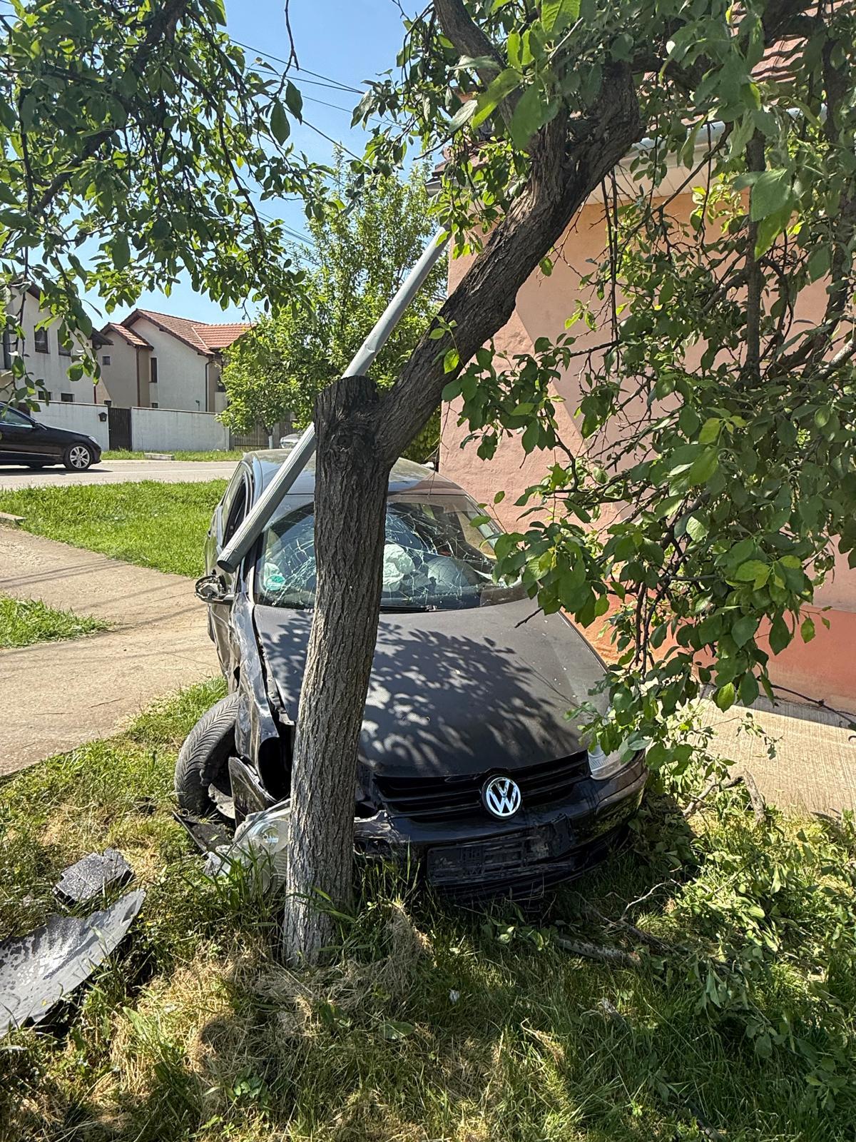 Timiş: O femeie şi fiicele sale, de 7 şi 11 ani, la spital după ce au fost rănite într-un accident rutier/ Şoferul vinovat, un tânăr de 25 de ani, nu a acordat prioritate