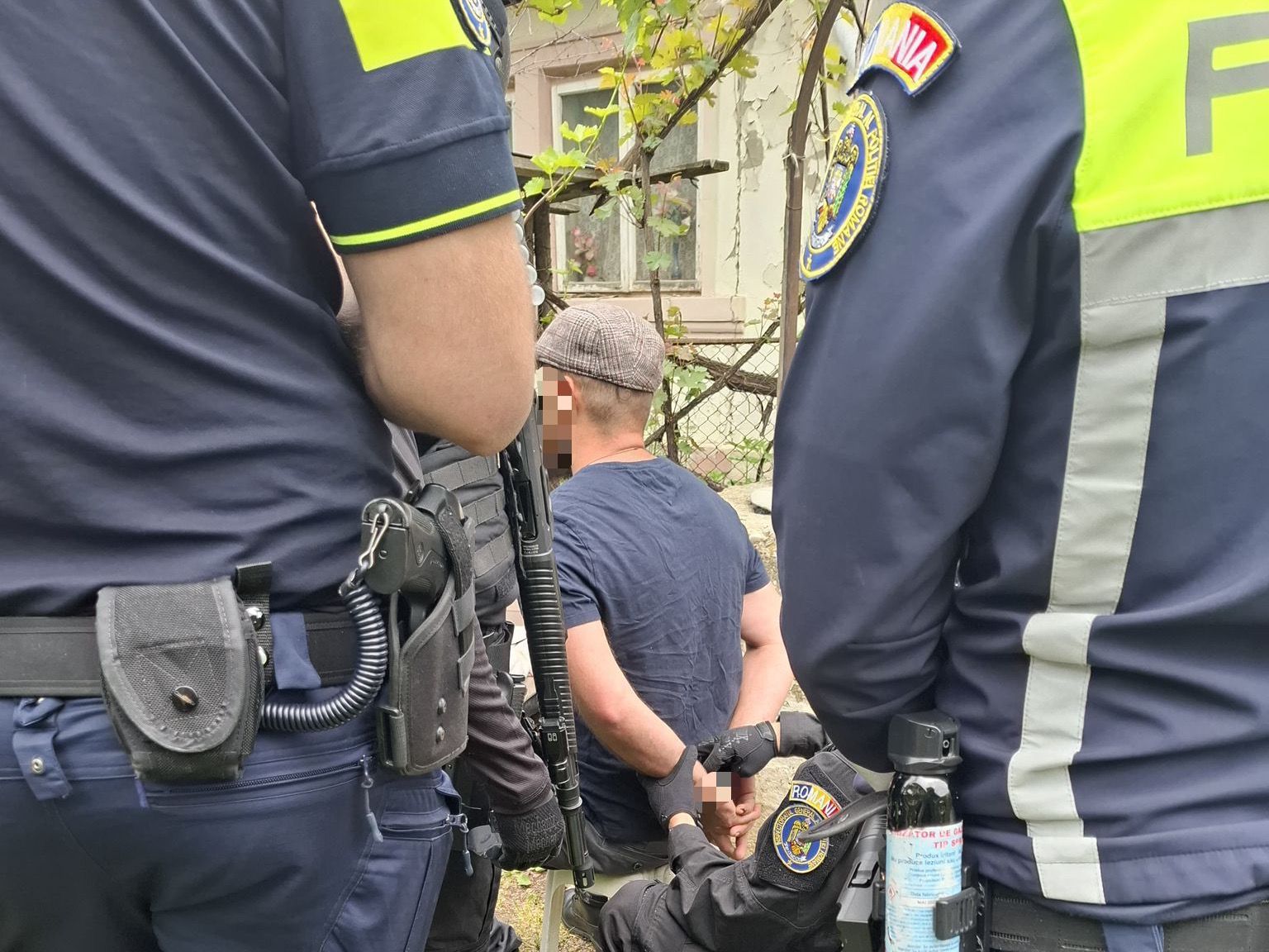 Vrancea: Acţiune în forţă a poliţiştilor, pentru imobilizarea unui bărbat care îşi ameninţa fratele şi mama / Agresorul, găsit într-una dintre încăperile locuinţei, a fost imobilizat / Ordin de protecţie – FOTO