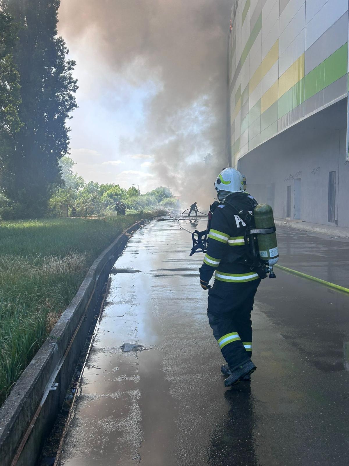 Incendiu în curtea unui centru comercial aflat în renovare, din municipiul Arad. A fost transmis mesaj Ro-Alert – FOTO, VIDEO