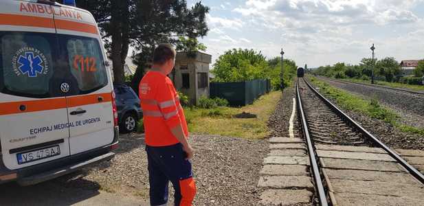 Un bărbat de 60 de ani, din Bârlad, a murit lovit de tren. Primele date arată că el ar fi ieşit din curtea sa şi s-ar fi aruncat în faţa garniturii feroviare