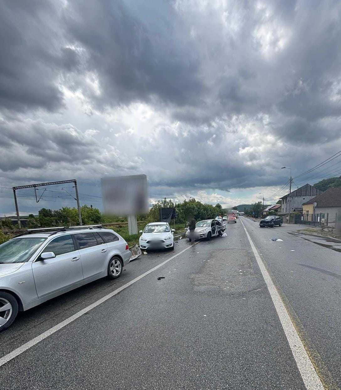 Cluj: O tânără de 18 ani, grav rănită în urma unui accident în care au fost implicate patru autovehicule/ Alte două persoane, transportate la spital