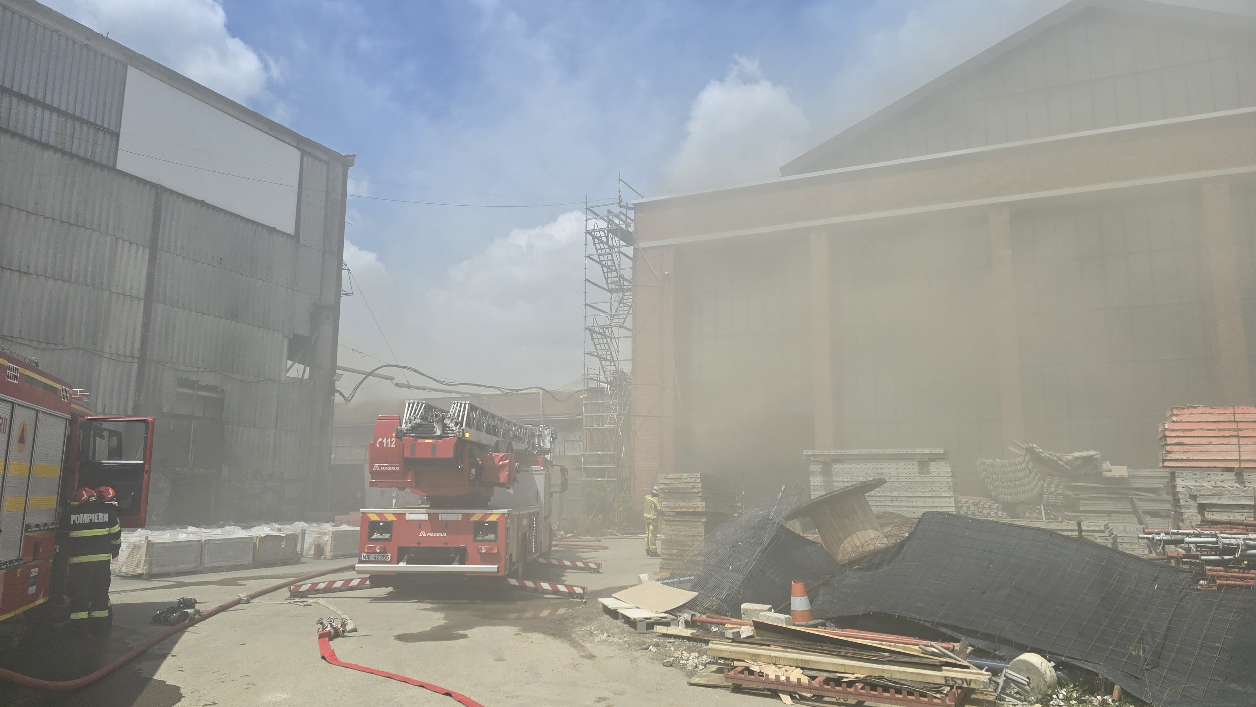 Intervenţie a pompierilor pentru stingerea unui incendiu izbucnit la o hală din Sectorul 3 al Capitalei/ Risc de extindere a focului la altă hală/ Mesaj Ro-Alert din cauza degajărilor mari de fum/ Locatarii, sfătuiţi să închidă uşile şi ferestrele