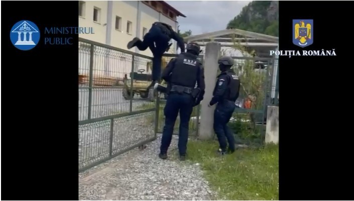 Maramureş – 27 de percheziţii, fiind vizate infracţiuni precum influenţarea declaraţiilor, contrabanda calificată, braconajul, tăierea fără drept de arbori,. nerespectarea regimului armelor şi al muniţiilor, uzul de armă fără drept, purtarea abuzivă – VID
