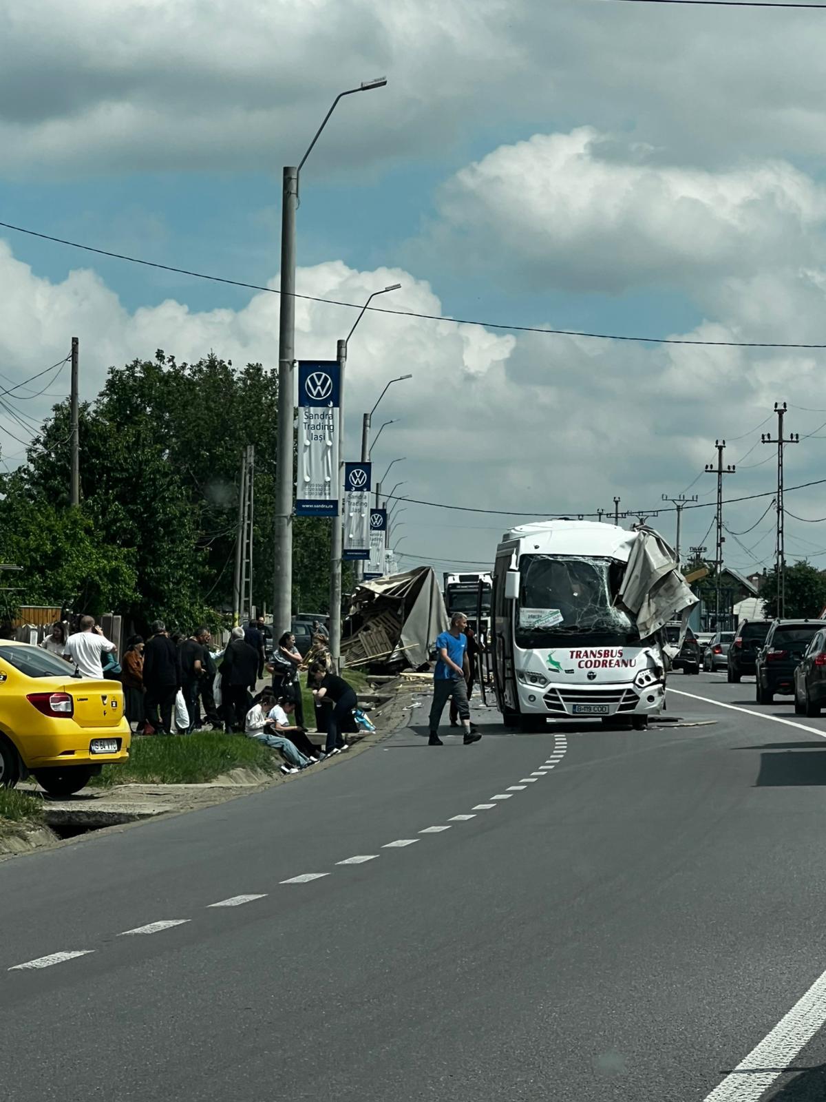 Iaşi – Accident în care au fost implicate un autocamion şi un autocar cu 20 de pasageri, la Leţcani. A fost activat Planul roşu de intervenţie – FOTO