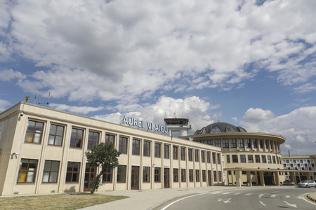 O aeronavă de mici dimensiuni aparţinând Şcolii Superioare de Aviaţie Civilă a depăşit la aterizare pista Aeroportului Bucureşti Băneasa ”Aurel Vlaicu” şi a intrat în zona înierbată / Două curse Ryanair au fost redirecţionate către Aeroportul ”Henri Coand