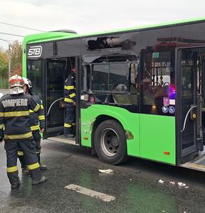 UPDATE - Grav accident de circulaţie în Bucureşti - Sunt implicate un tramvai şi un autobuz / Mai multe persoane au fost rănite / Tramvaiele liniei 41 sunt blocate / Anchetă internă la STB - FOTO / VIDEO