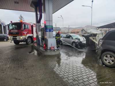 Accident într-o benzinărie din judeţul Bistriţa-Năsăud / 1.000 de litri de motorină au curs dintr-un bazin aflat în remorca unei maşini – FOTO