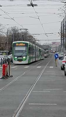 Grav accident în Bucureşti – Un camion a acroşat un fir de la reţeaua electrică de contact a tramvaielor / În cădere, cablul a lovit o femeie aflată pe trotuar / Linii de transport blocate