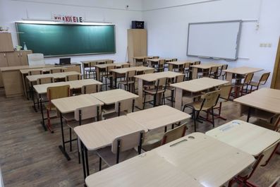 Timiş: Învăţătorul din Lugoj care a pălmuit două eleve, cercetat sub control judiciar/ Acestuia i-a fost suspendat dreptul de a profesa în şcoli