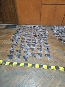 Cetăţean turc care transporta 131 de pistoale letale, oprit la Calafat / Pistoalele, alături de încărcătoare, dar şi ţigări de contrabandă şi tutun mărunţit erau ascunse între paleţii cu profile din aluminiu pe care le transporta oficial