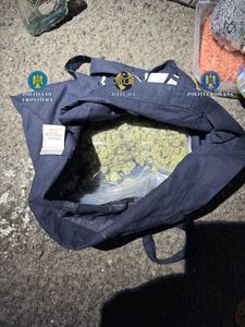 Satu-Mare - Tânăr de 20 ani prins în flagrant delict cu canabis ascuns printre alimente şi cu cocaină în şosete