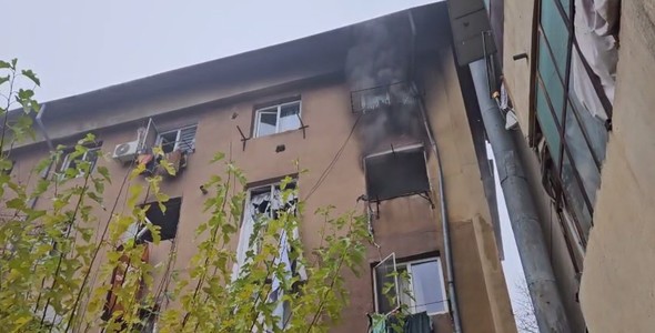 UPDATE - Olt: Plan Roşu de Intervenţie după o explozie urmată de incendiu, într-un bloc din Balş/ Cinci persoane, duse la spital, două cu arsuri/ 31 de locatari, evacuaţi/ Explozia ar fi fost cauzată de o butelie cu GPL/ Declaraţiile primarului - VIDEO