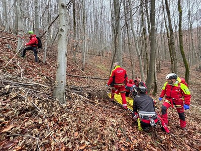 Maramureş: Un bărbat de 52 de ani, grav rănit în zona greu accesibilă a staţiunii Suior, ajutat de salvamontişti