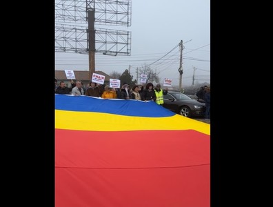 Protest pe DN 1. Locuitorii unei comune din Prahova cer repararea unei pasarele pietonale şi amenajarea unui sens giratoriu, invocând numărul mare de accidente şi dificultatea de a intra în drumul naţional - FOTO, VIDEO