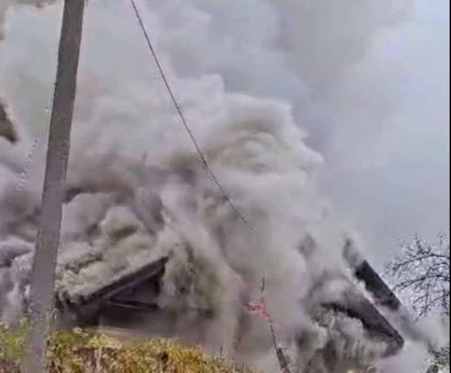 Incendiu puternic în județul Olt, o locuință distrusă după trei ore de intervenție